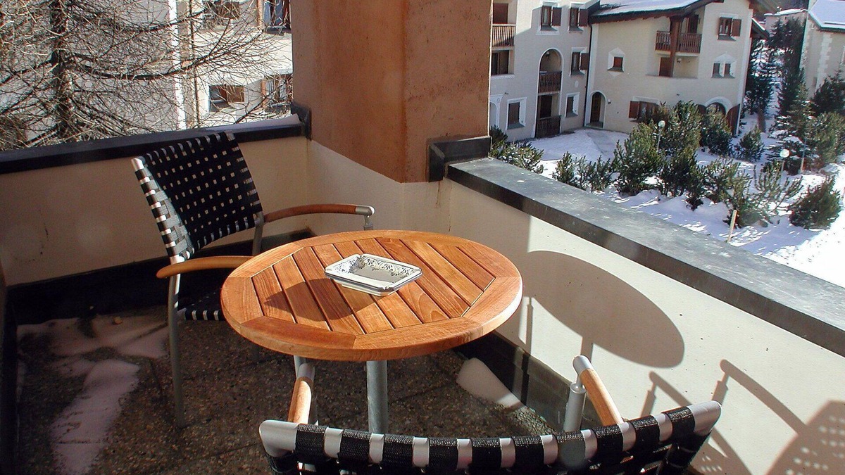 Sils-Maria Apartment | Lovely apartment for 6 people with WIFI, TV, balcony and pets allowed