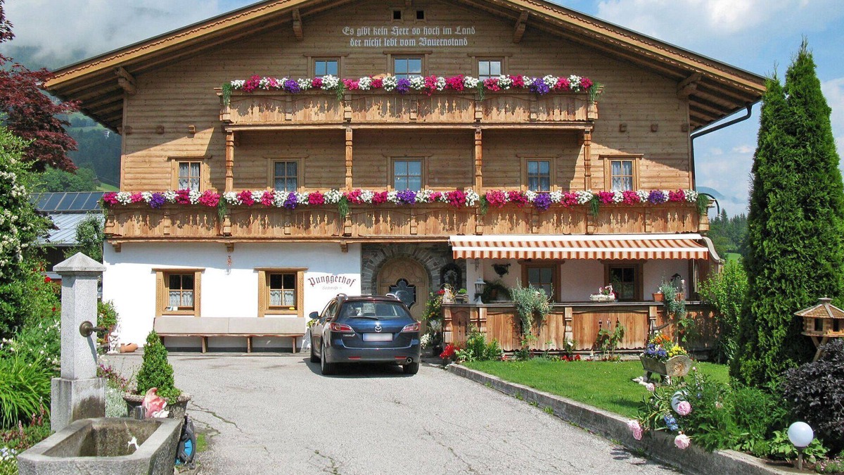 Kaltenbach Apartment | Lovely apartment for 18 people with WIFI, TV, balcony and parking