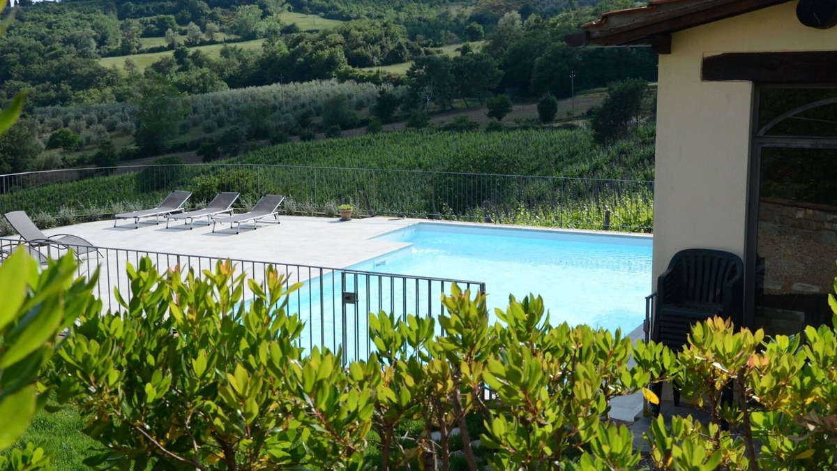 Capolona Apartment | Lovely apartment for 2 people with pool, WIFI, TV, pets allowed and parking, close to Arezzo