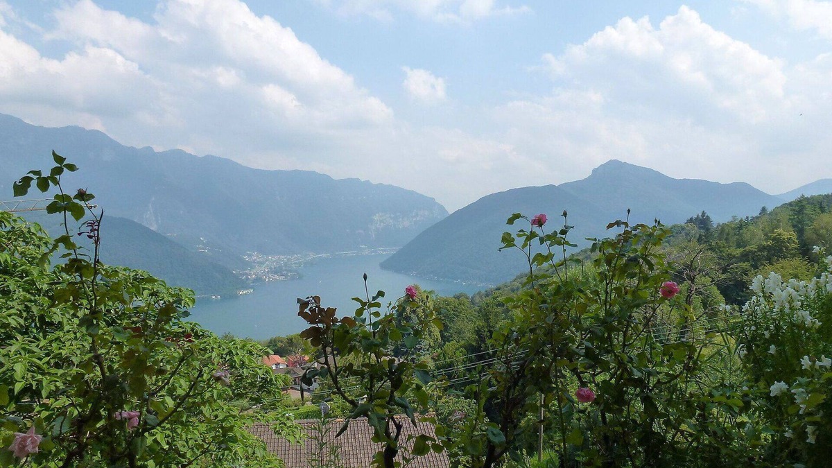 Carona Apartment | Lovely apartment for 3 people with WIFI, TV, patio, pets allowed and panoramic view