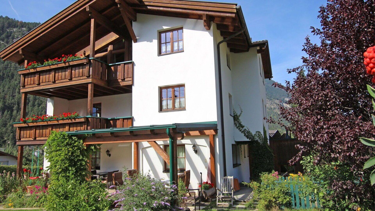 Pfunds Apartment | Lovely apartment for 4 guests with WIFI, TV and terrace