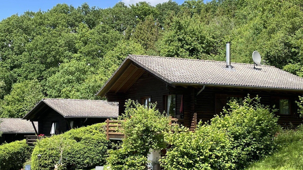Schoenecken Apartment | Lovely apartment for 4 guests with WIFI, TV, patio and pets allowed