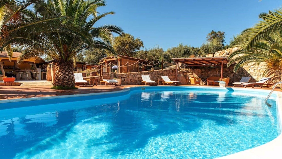 Telti Apartment | Lovely apartment for 4 people with pool, A/C, WIFI, TV, patio, pets allowed and parking