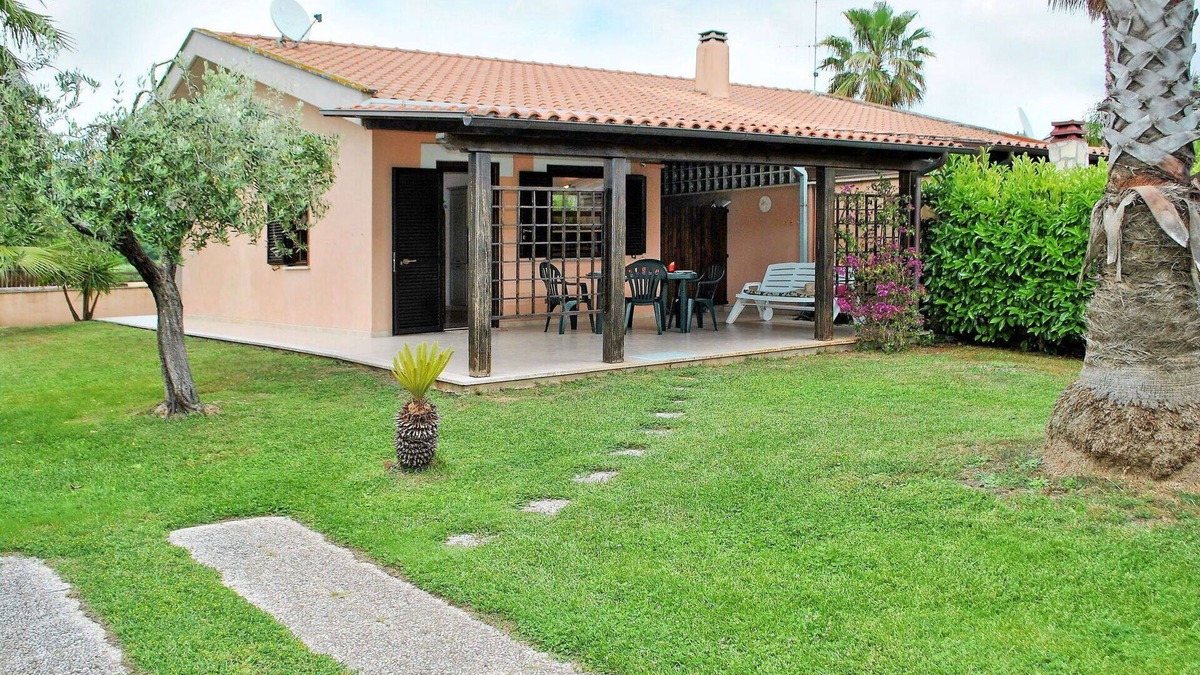 Fondi Apartment | Lovely apartment for 6 people with WIFI, A/C, TV, terrace, pets allowed and parking