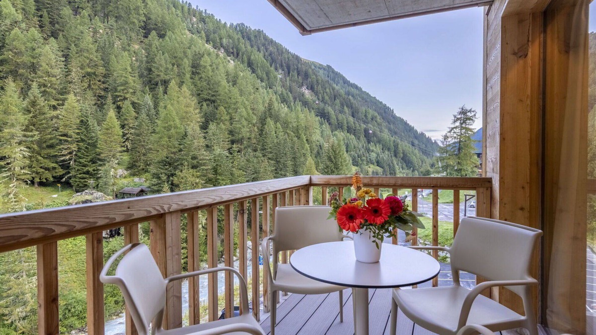 Zinal Apartment | Lovely apartment for 8 guests with WIFI, TV, pets allowed and parking