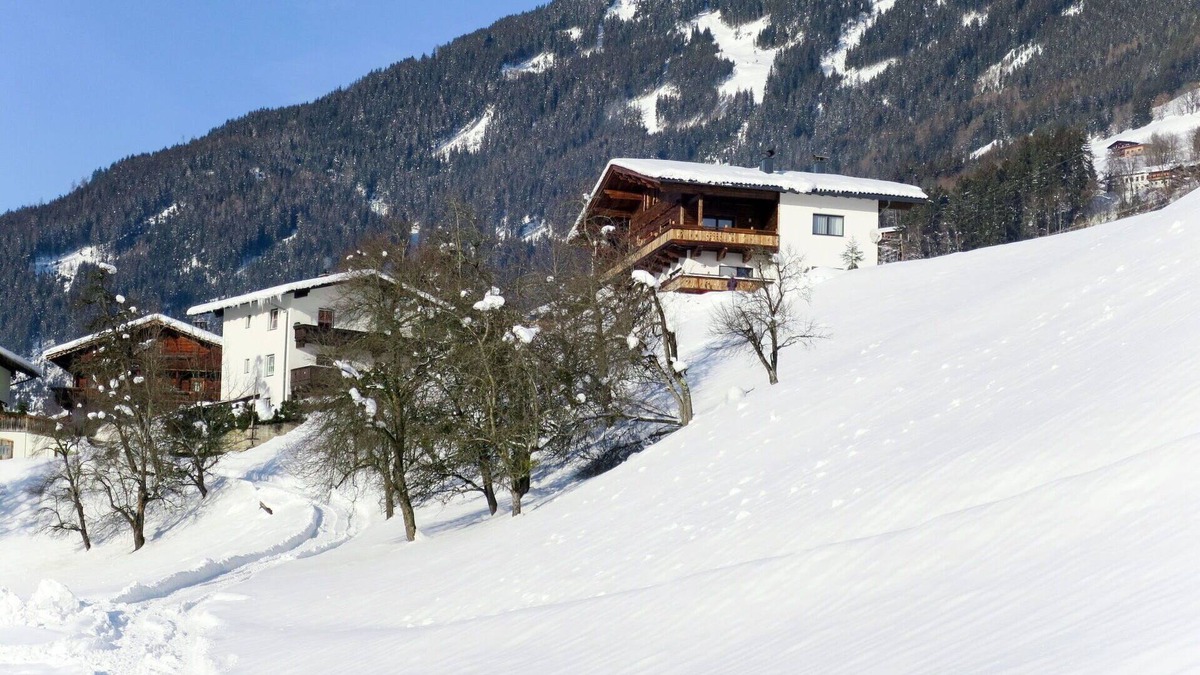 Stummerberg Apartment | Lovely apartment for 5 people with WIFI, TV, balcony and parking