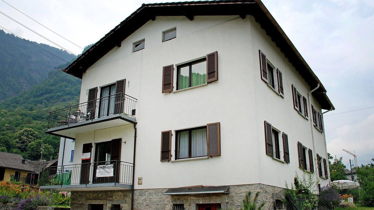 Chironico Apartment | Lovely apartment for 4 people with WIFI, TV, balcony, panoramic view and parking