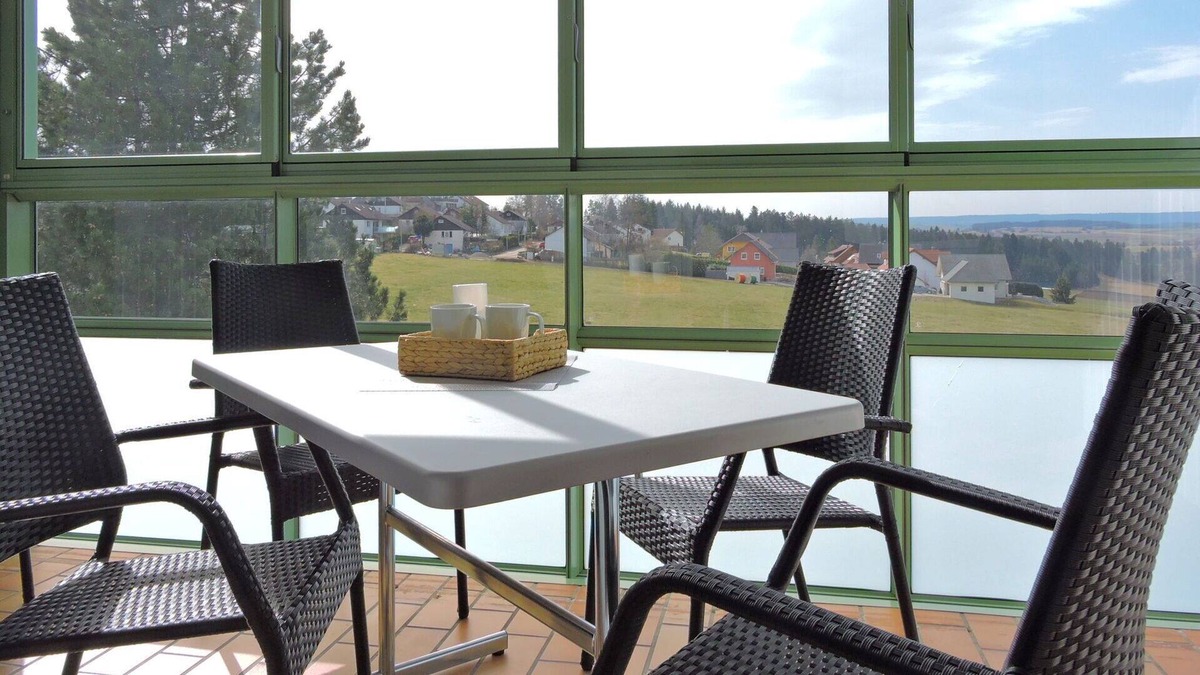 Loffingen Apartment | Lovely apartment for 3 people with WIFI, pool, TV, balcony, pets allowed and parking