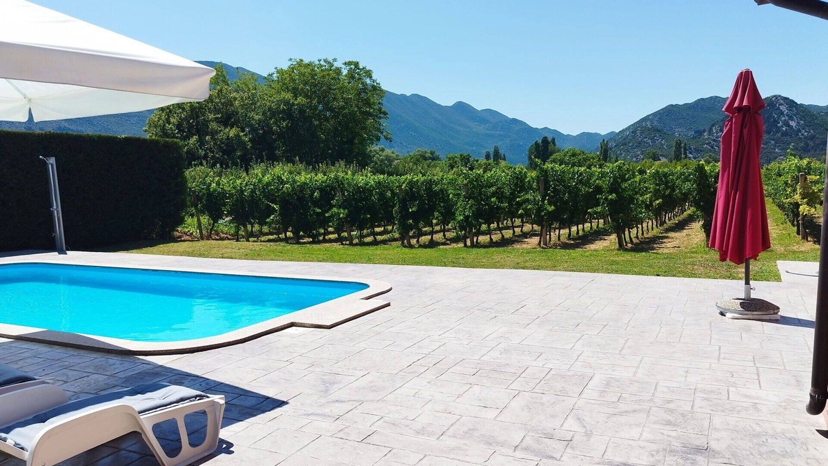 Dusina Apartment | Lovely apartment for 8 guests with private pool, WIFI, A/C, TV, terrace and parking