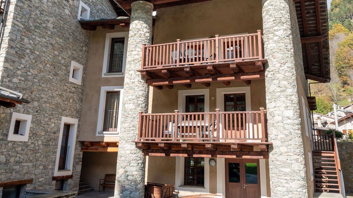 Sampeyre Apartment | Lovely apartment for 4 people with WIFI, pool, TV, terrace and parking