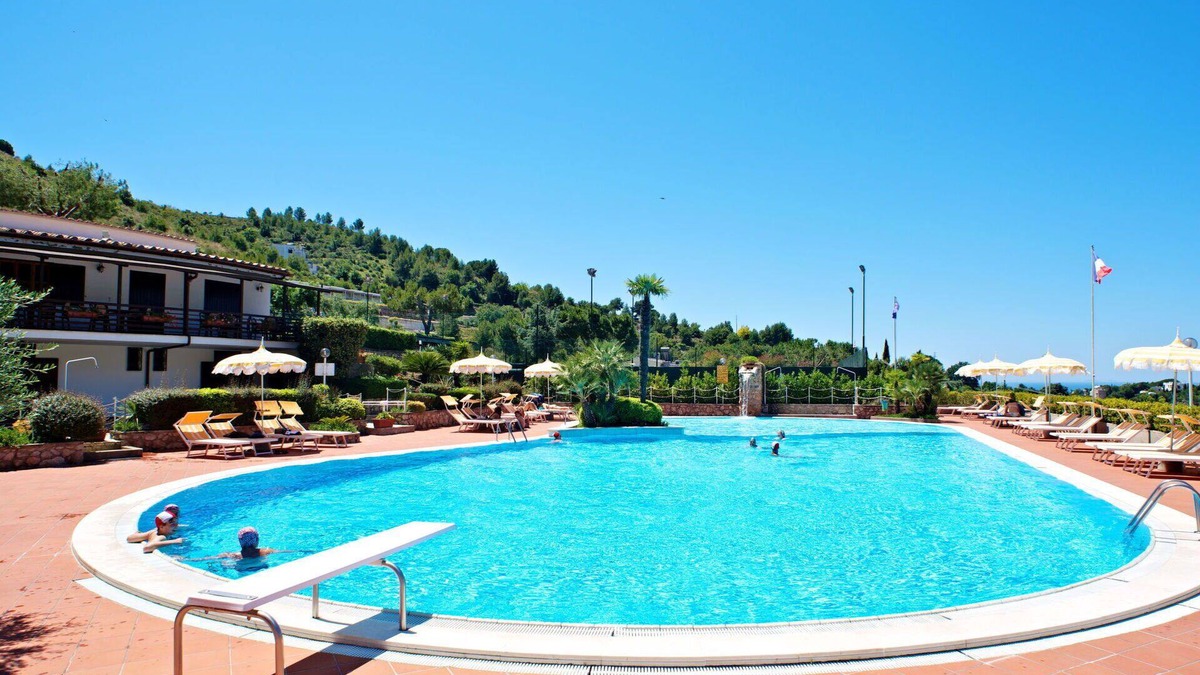Sperlonga Apartment | Lovely apartment for 2 people with A/C, pool, WIFI, TV, pets allowed and parking
