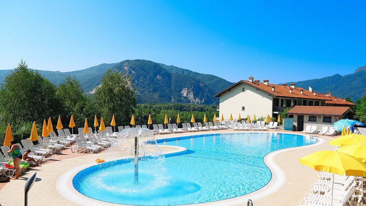 Fondotoce Apartment | Lovely apartment for 7 people with WIFI, pool, TV, balcony and parking