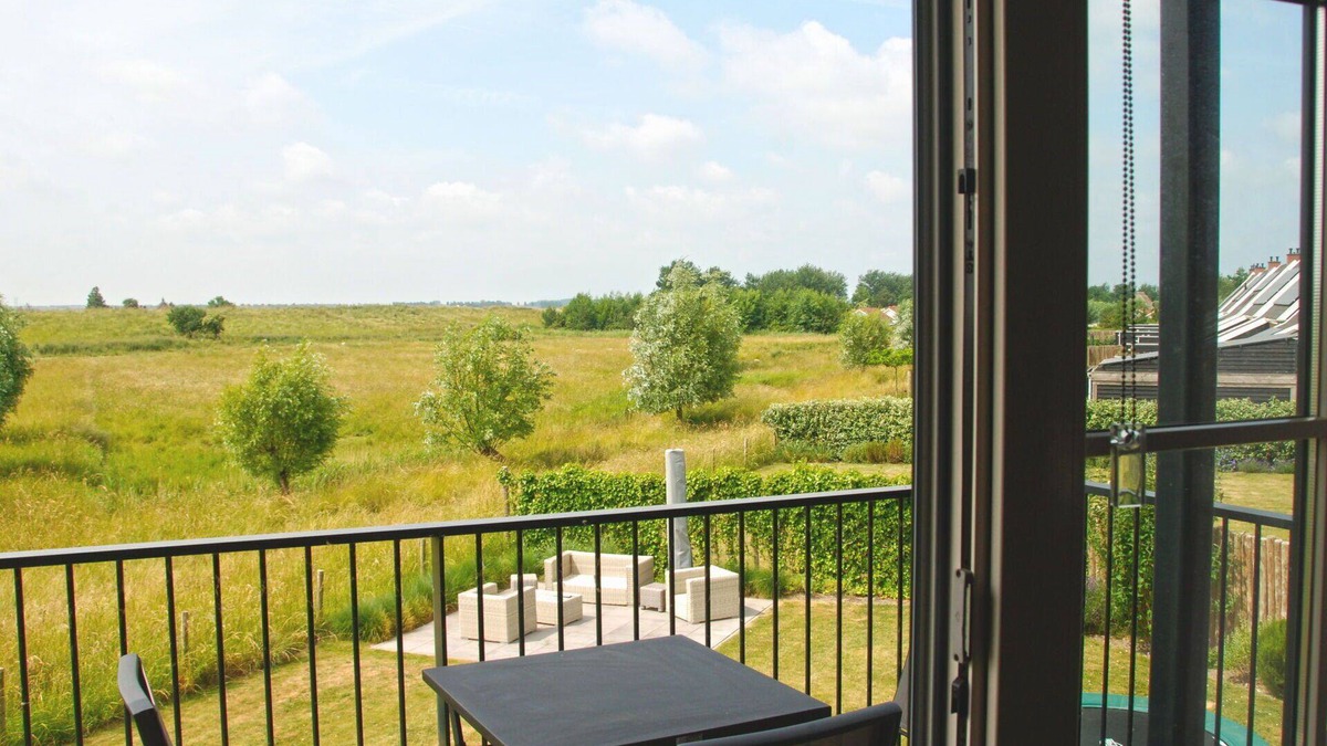 Colijnsplaat Apartment | Lovely apartment for 4 people with hot tub, WIFI, TV, balcony and parking