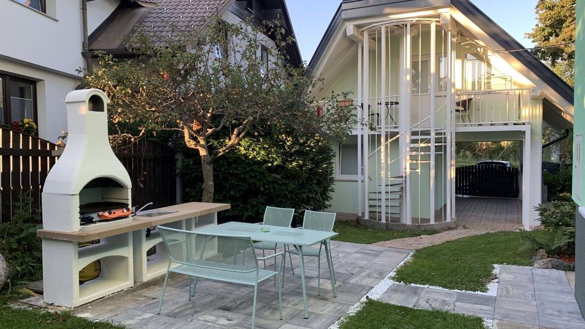 Lesce Apartment | Lovely apartment for 5 people with pool, A/C, WIFI, TV and parking