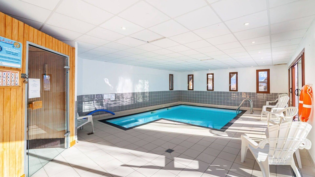 Les Bottieres Apartment | Lovely apartment for 6 guests with pool, internet, TV, balcony, pets allowed and parking