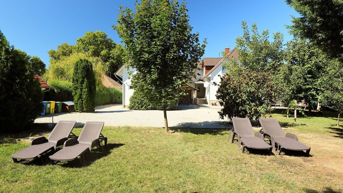 Balatonszemes Apartment | Lovely apartment for 15 guests with A/C, WIFI, TV, patio and pets allowed