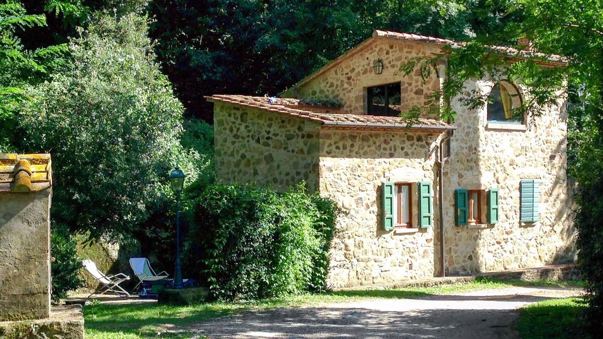 Roccastrada Villa | Lovely apartment in villa for 4 people with pool, WIFI, TV, patio and pets allowed