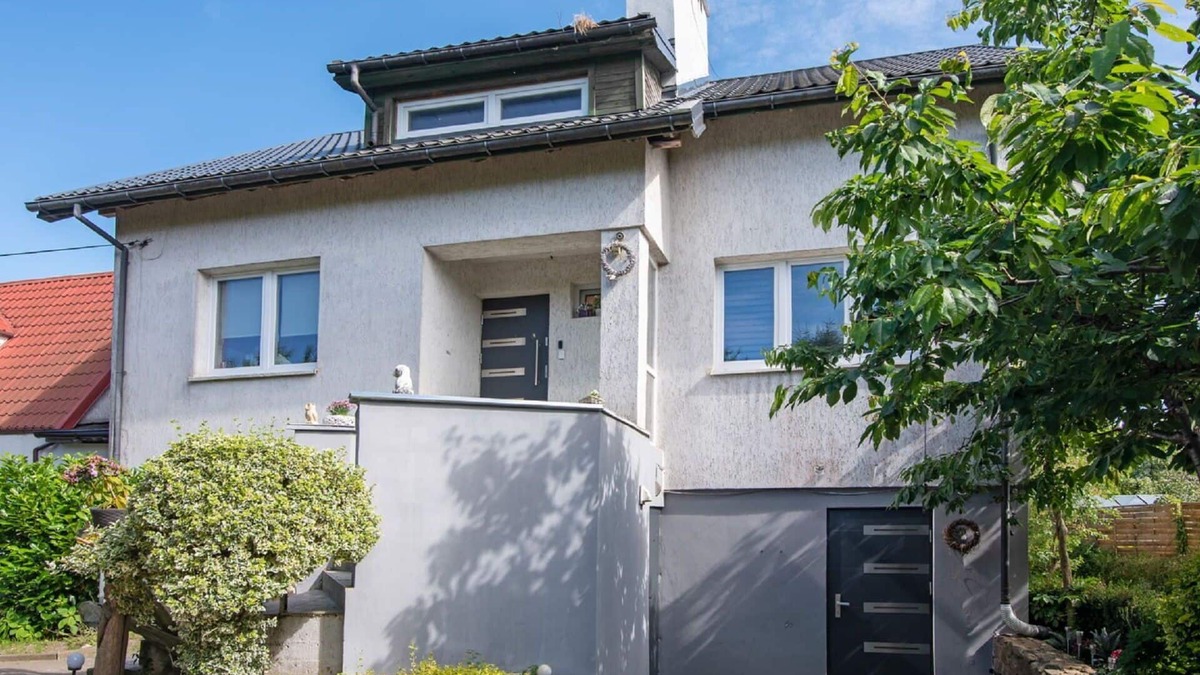 Koszalin House | Lovely apartment in villa for 10 people with WIFI, TV, patio, pets allowed and parking