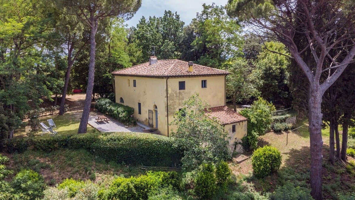 Lorenzana Villa | Lovely apartment in villa for 4 guests with WIFI, pool, pets allowed and parking