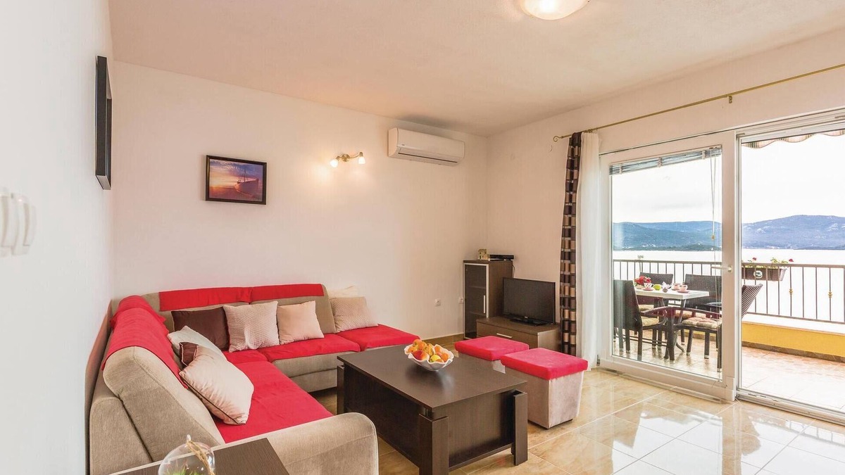 Komarna Apartment | Lovely apartment in Komarna with WiFi