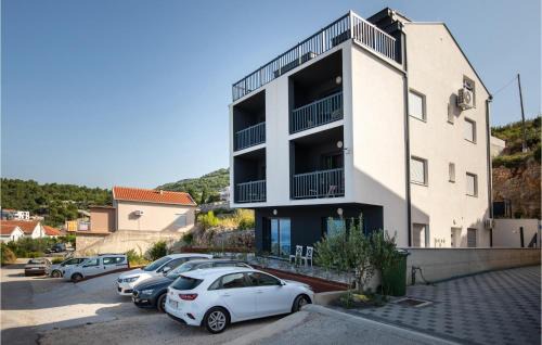 Komarna Apartment | Lovely Apartment In Komarna With Wifi