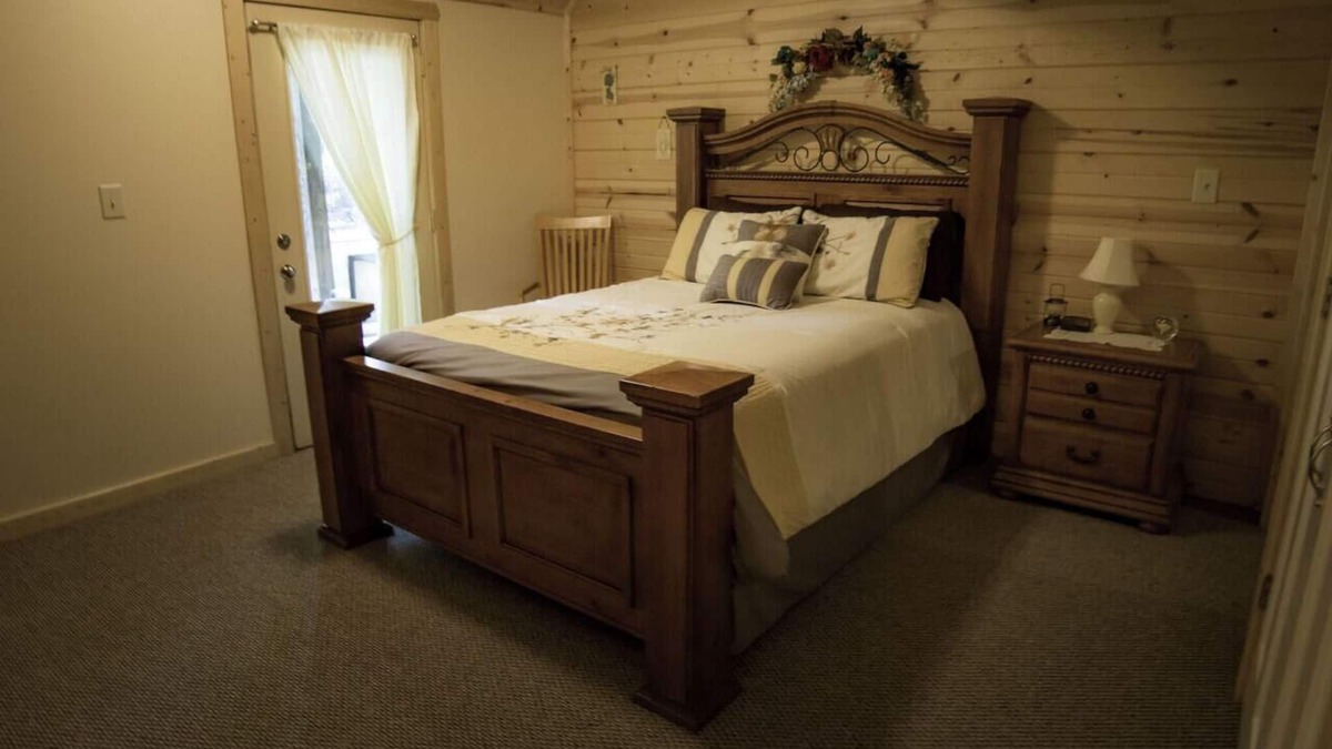 Helmsburg Bed & Breakfast | Lovely Apartment in the Woods with Hot Tub