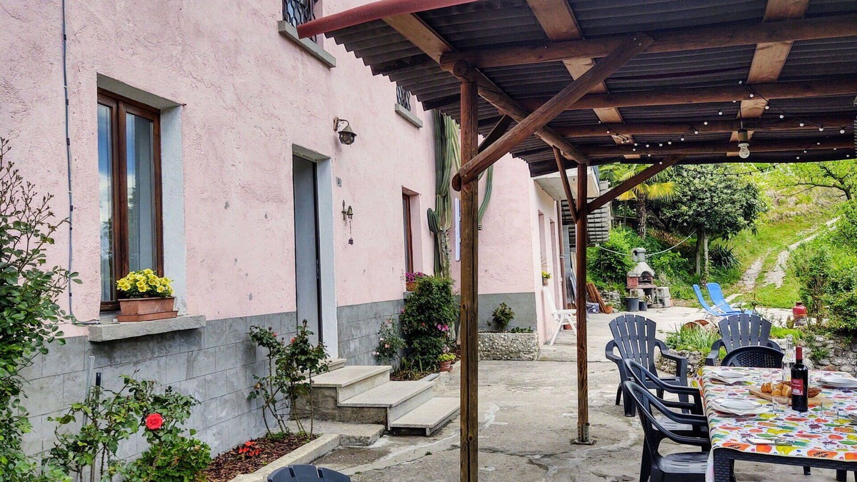 Porlezza House | Lovely apartment in villa for 5 people with pool, WIFI, TV, patio and parking