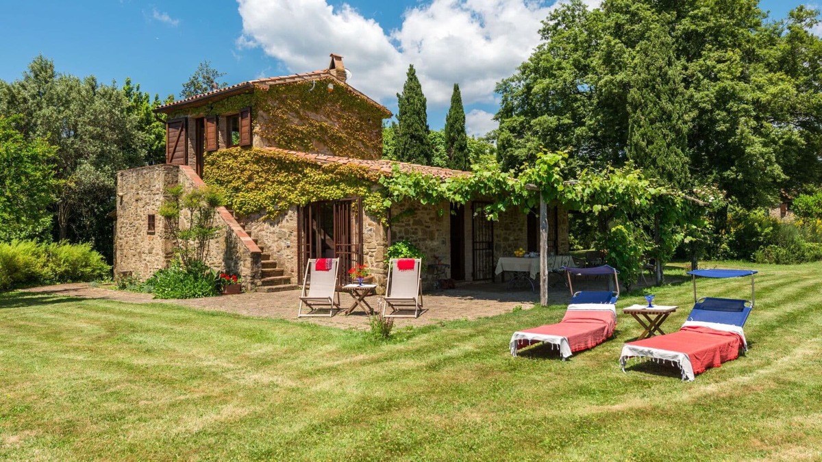 Scansano Villa | Lovely apartment in villa for 4 guests with WIFI, TV, terrace, pets allowed and parking