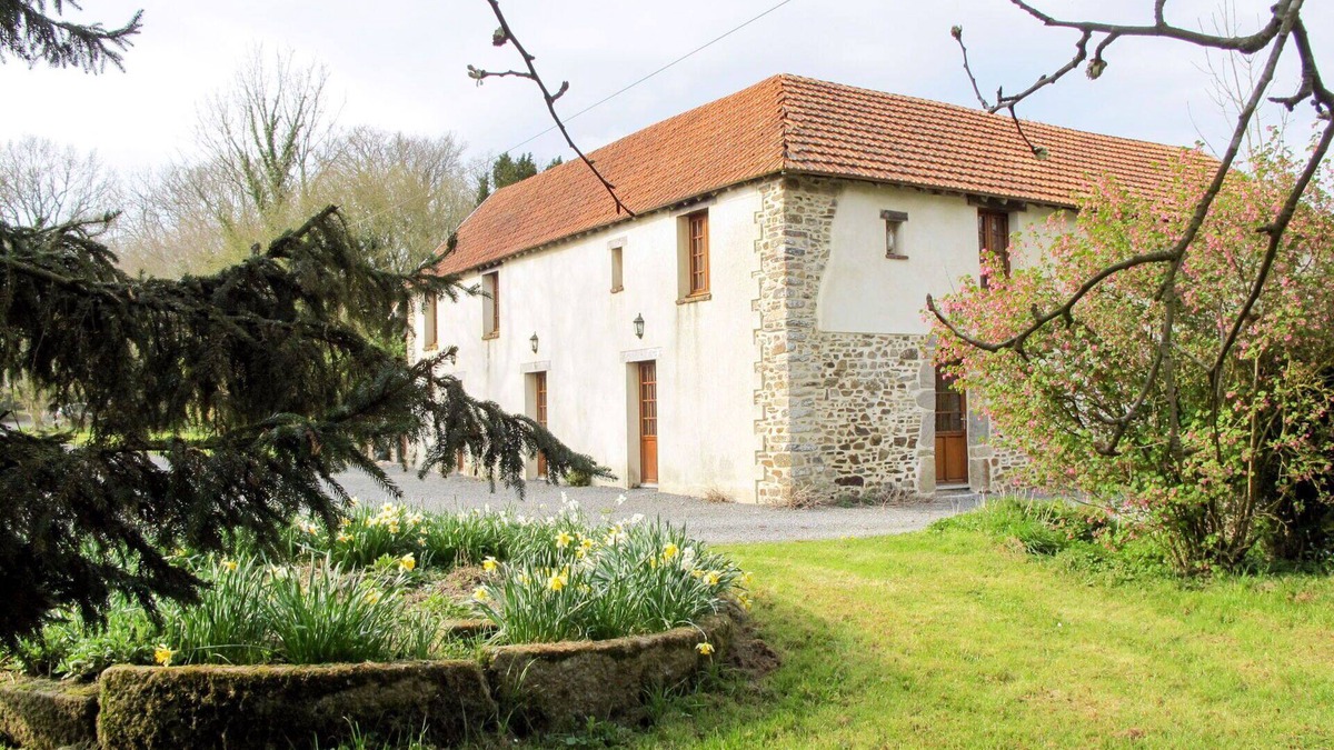 Savigny House | Lovely apartment in villa for 3 guests with WIFI, TV, patio, pets allowed and parking