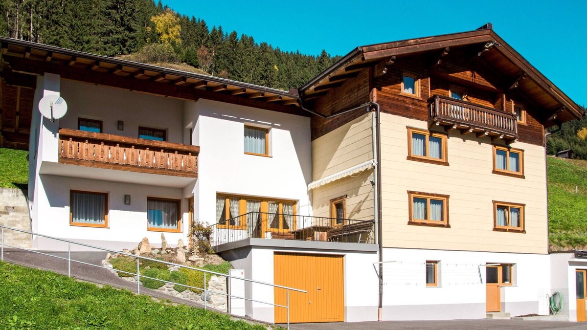 Kappl Villa | Lovely apartment in villa for 11 guests with WIFI, TV, balcony and parking