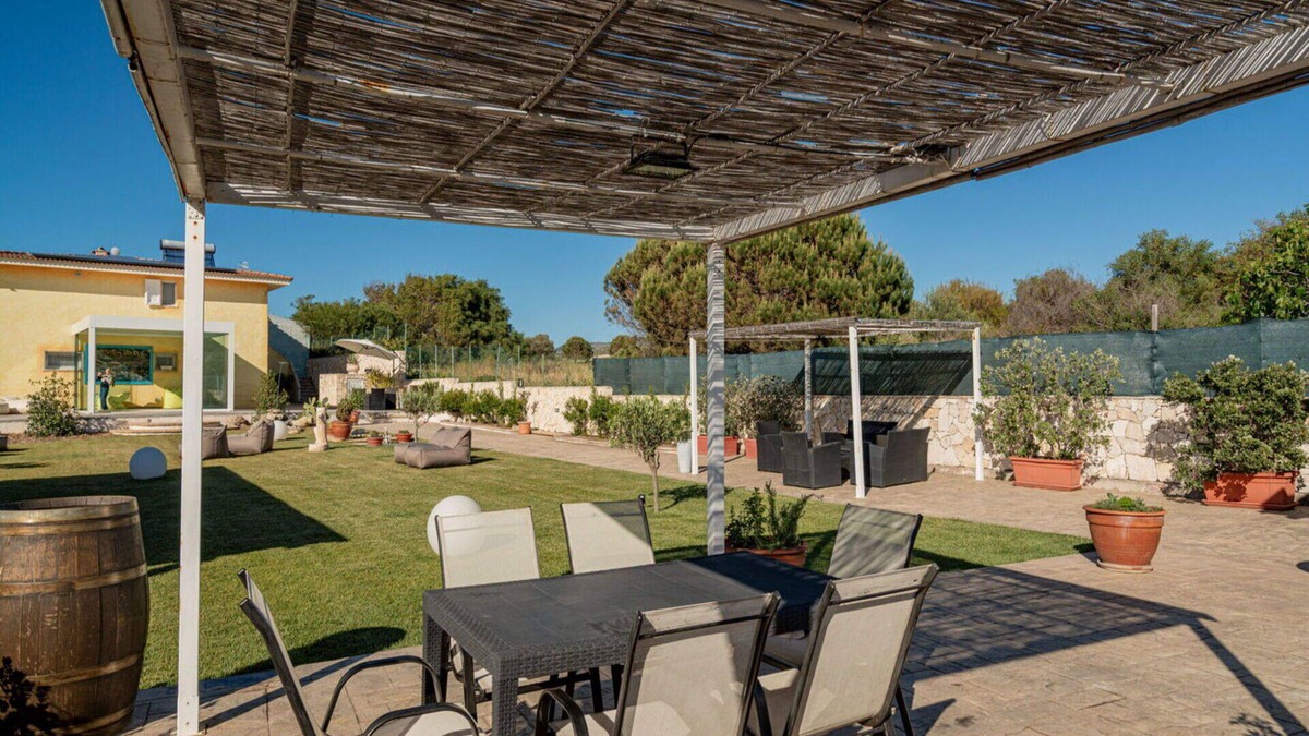 Eden Beach Villa | Lovely apartment in villa for 11 guests with A/C, pool, WIFI, TV, patio and pets allowed