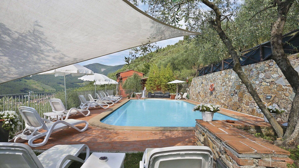 Cascine-La Croce Villa | Lovely apartment in villa for 6 people with WIFI, pool, TV, patio, pets allowed and parking