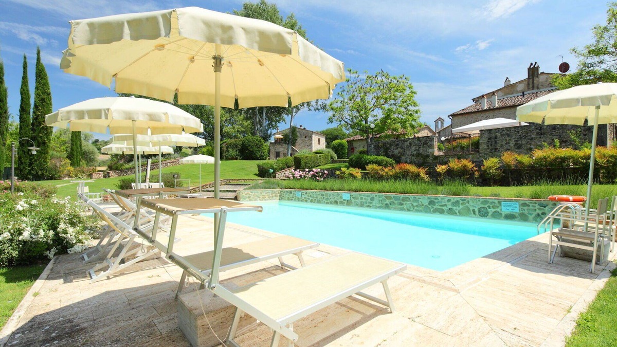 Rapolano Terme Villa | Lovely apartment in villa for 6 people with pool, WIFI, TV, patio and parking