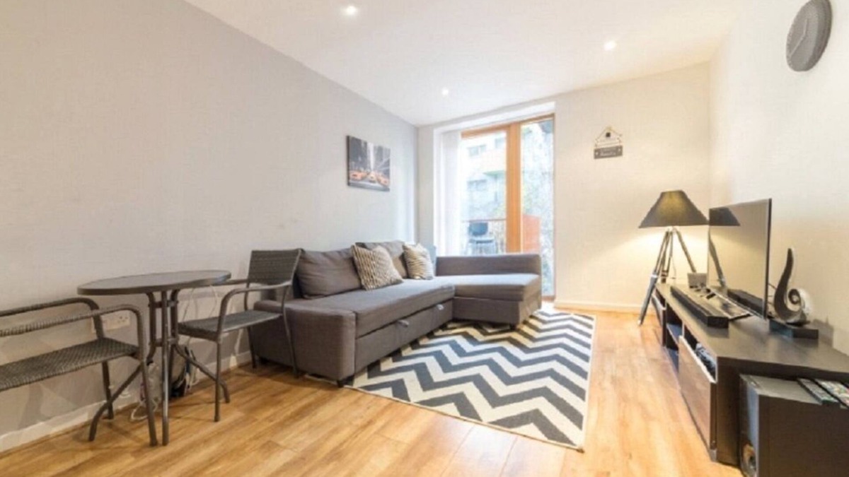 Barking Apartment | Lovely apartment next to Barking Station