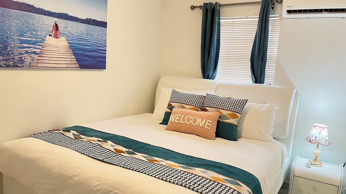 The Bight Apartment | Lovely Apartment with King Size Bed in Venetian Road