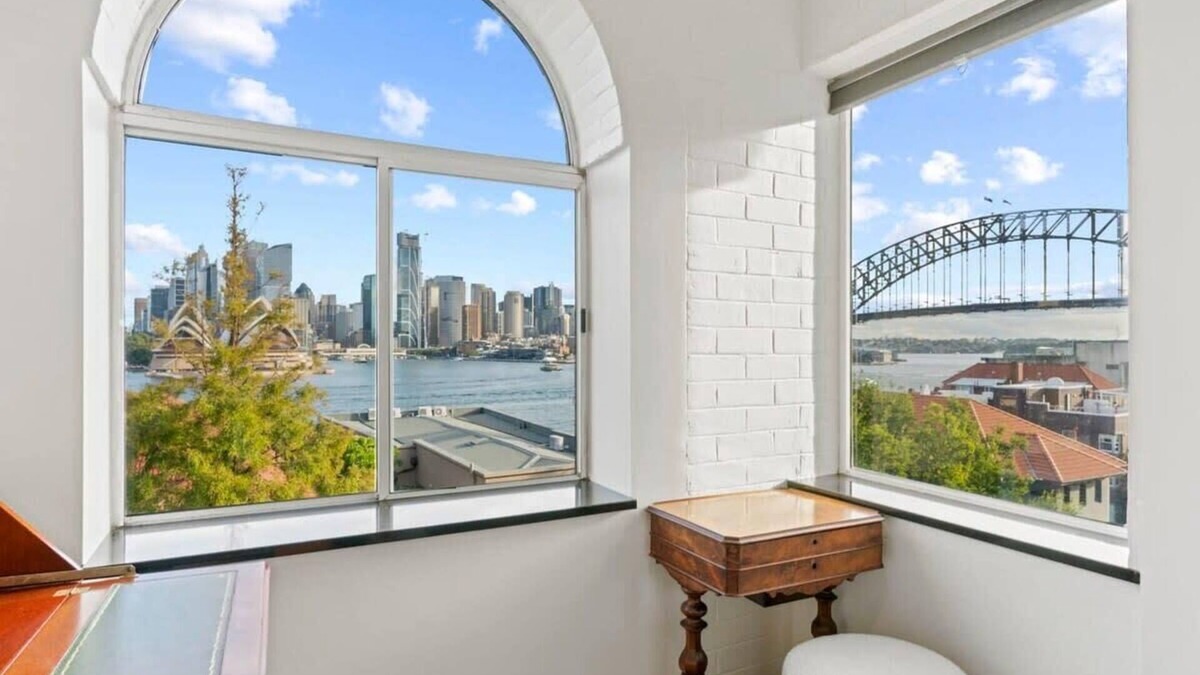 Kirribilli Apartment | Lovely Apartment with Spectacular Views!