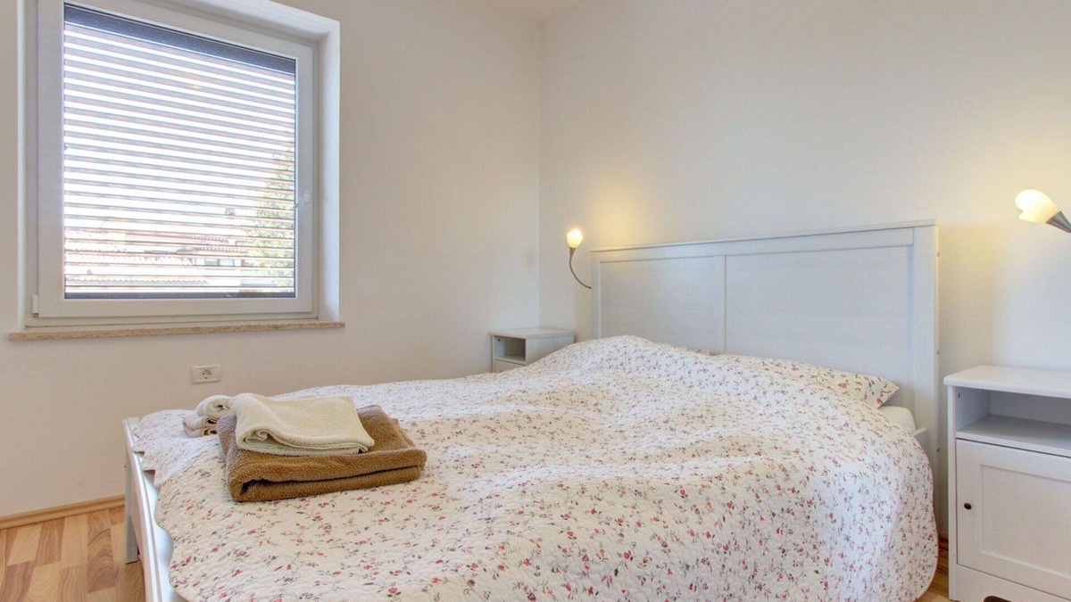 Truske Apartment | Lovely apartment with A/C, WIFI, pool, balcony, pets allowed, panoramic view and parking