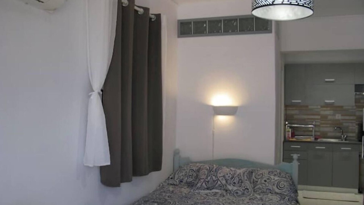 Saronida Apartment | Lovely apartment with balcony in Saronidann