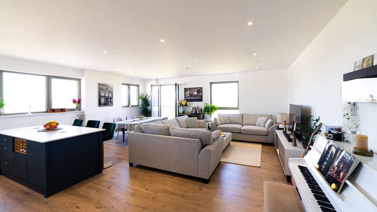 Royal Docks Apartment | Lovely Apartment With Terrace and City Views!