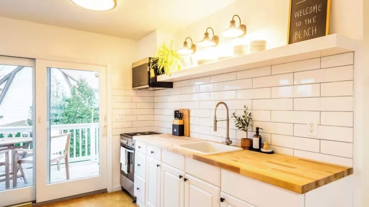 East Shore Apartment | Lovely apartment with Waterview & Patio in New Haven