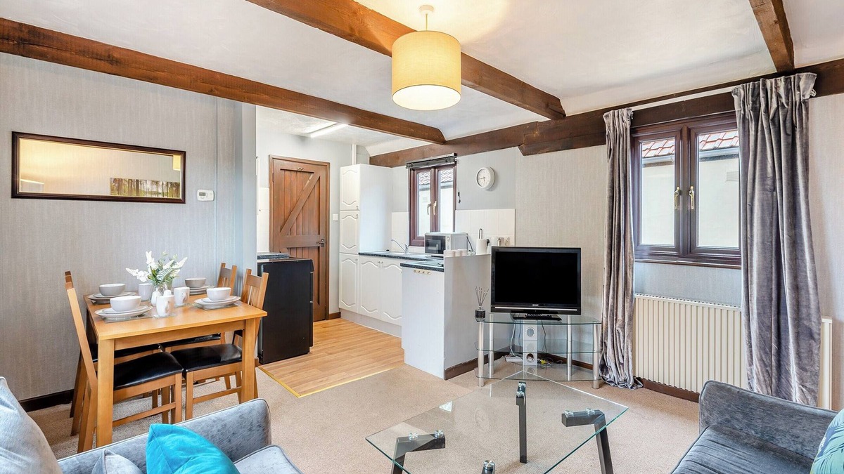 Colchester Cottage | Lovely barn in a beautiful setting with swimming pool.