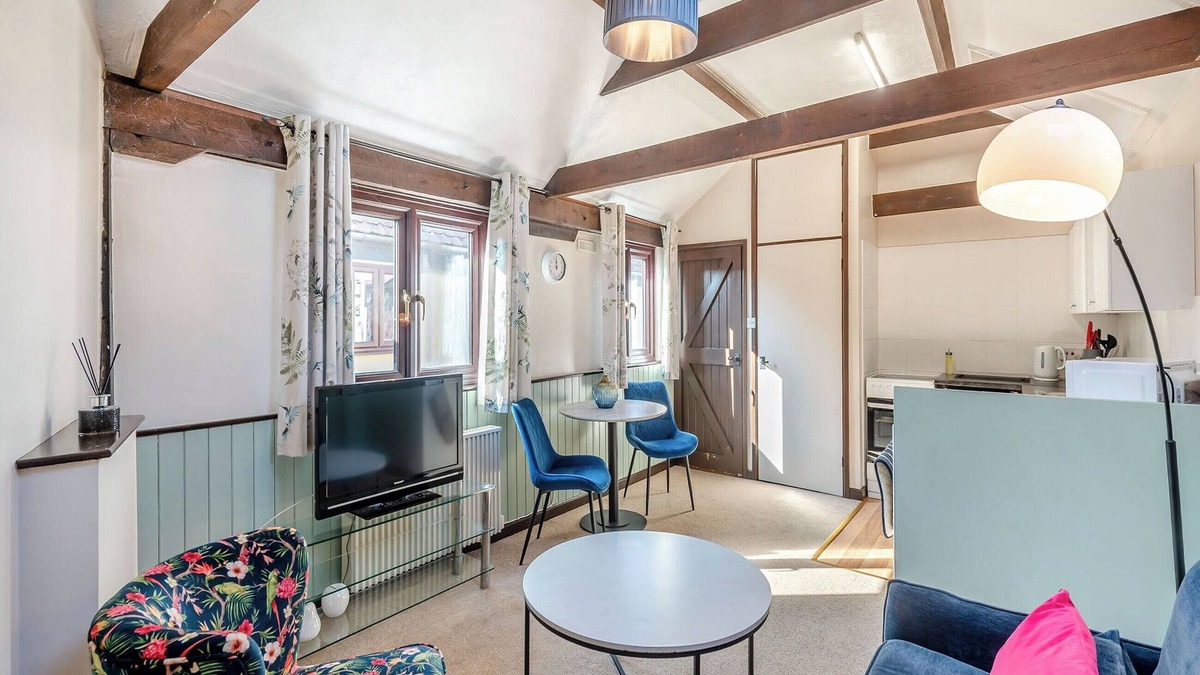 Colchester Cottage | Lovely barn in a beautiful setting with swimming pool.