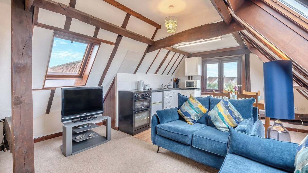 Colchester Cottage | Lovely barn in a beautiful setting with swimming pool.