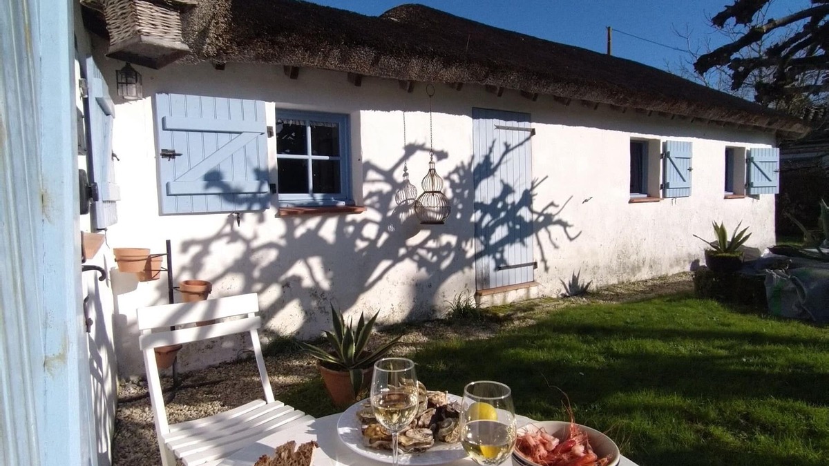 Saint-Hilaire-de-Riez House | Lovely Bourrine Vendéenne in its own green setting.