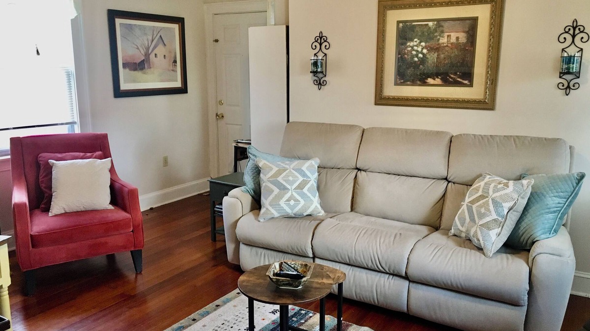 Norwood Apartment | Lovely, bright 1st fl, 1bd, fully furnished and accessorized small apartment