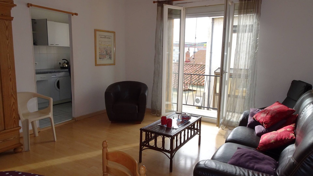 La Gare Apartment | Lovely bright airy apartment in quiet street in centre Perpignan, beach 12km