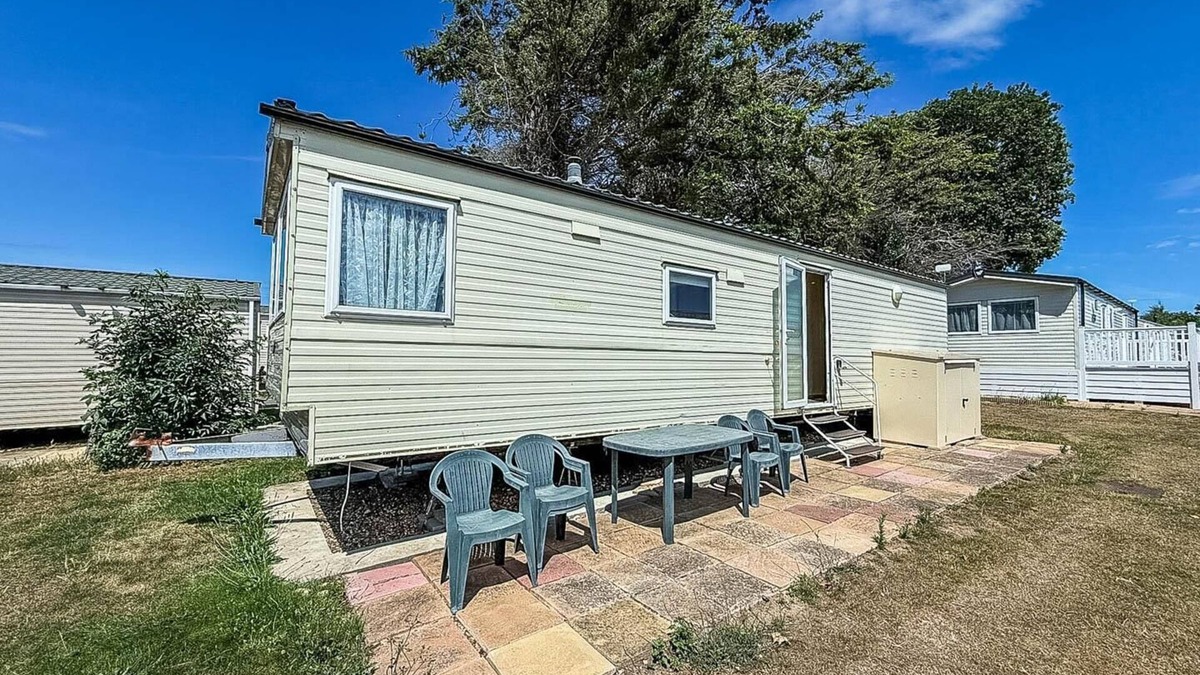 Clacton-on-Sea House | Lovely caravan at Valley Farm Holiday Park, sleeps 8 ref 46127V