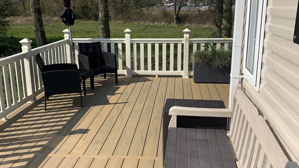 Oulton Broad House | Lovely caravan with large decking near to the Norfolk Broads ref 12109B