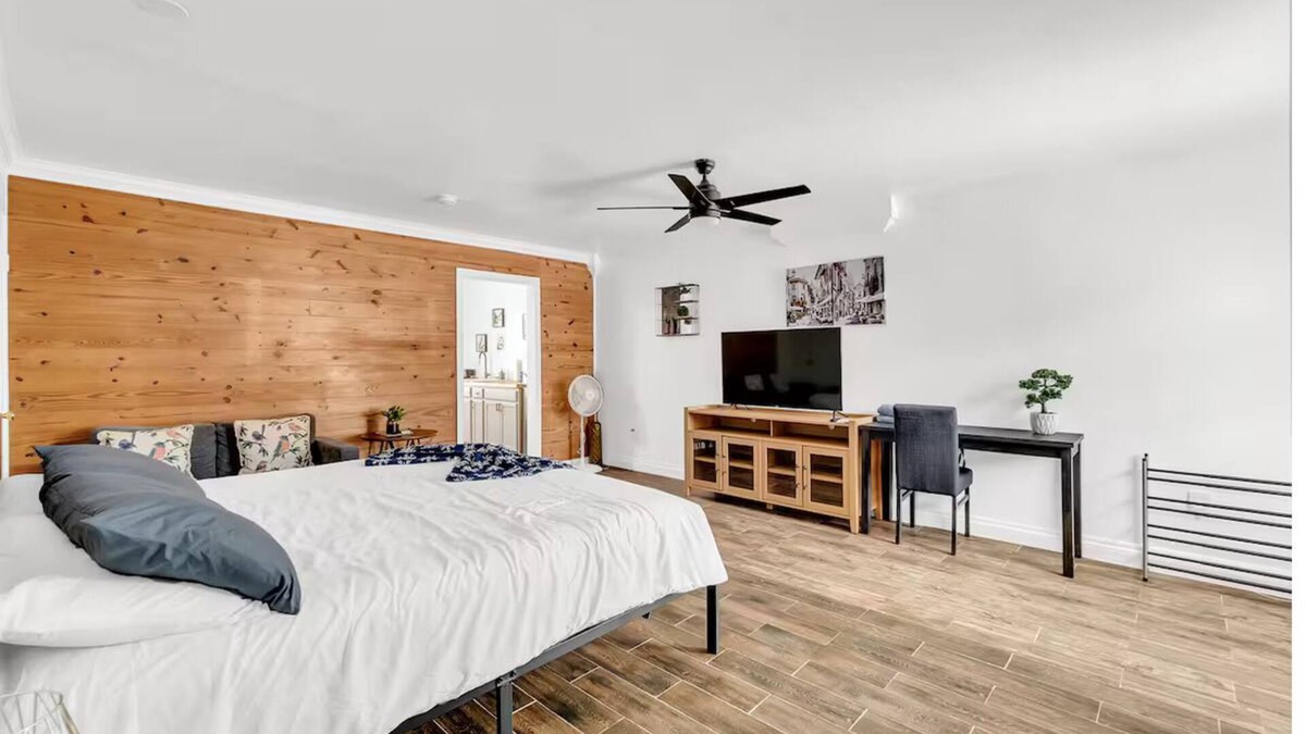 Beacon Hill Apartment | Lovely Casita w/King Bed 8min to DT