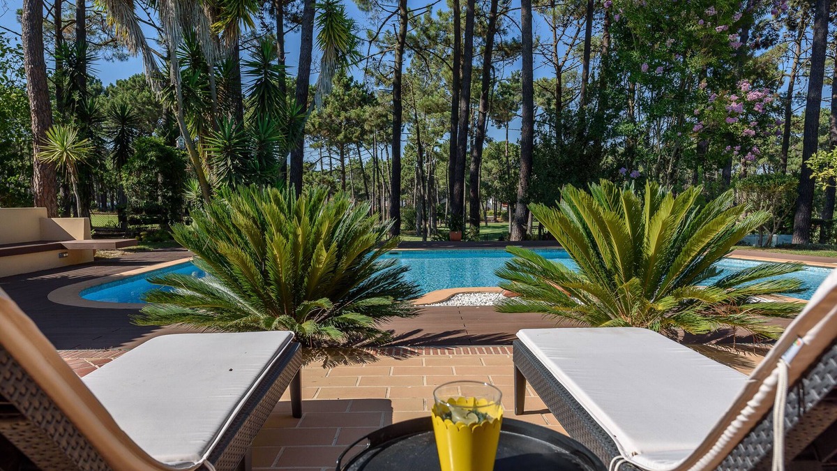 Charneca de Caparica e Sobreda Villa | Lovely Charming Villa With Fabulous Fairway And Lake View